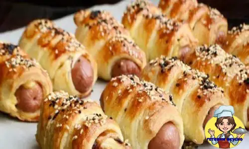 сосиски в слоёном дрожжевом тесте с сыром и жареным луком