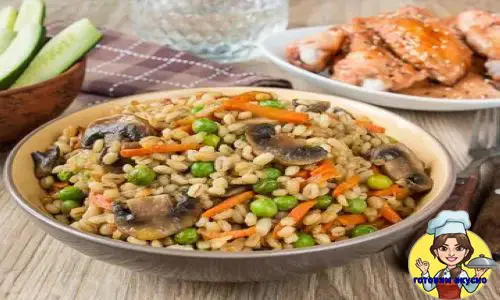 перловая каша с грибами и зелёным горошком