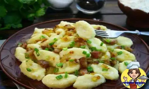 творожно-картофельные галушки со шкварками и луком