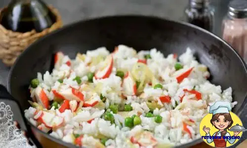 жареный рис с крабовыми палочками пекинской капустой и яйцом