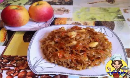 капуста тушёная с яблоками и сухофруктами
