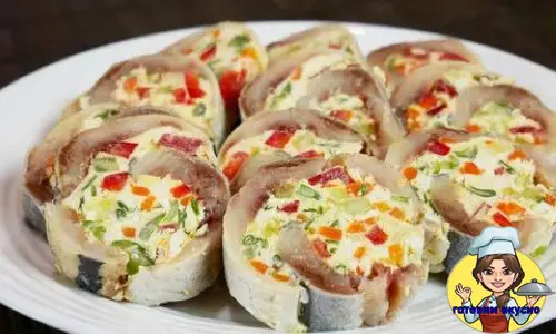 рулет из сельди с сыром и оливками