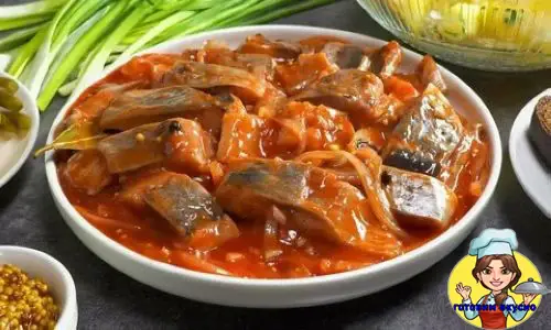сельдь маринованная в томатном соусе с луком и изюмом